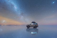 Salar de Uyuni reflektiert die Milchstrasse