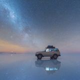 Salar de Uyuni reflektiert die Milchstrasse