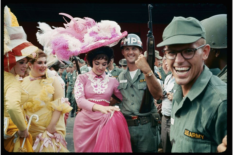 Der Wahnsinn des Krieges : Eine fast unwirkliche Erinnerung an die Heimat: Soldaten lassen sich mit Darstellerinnen des Musicals »Hello, Dolly!« fotografieren