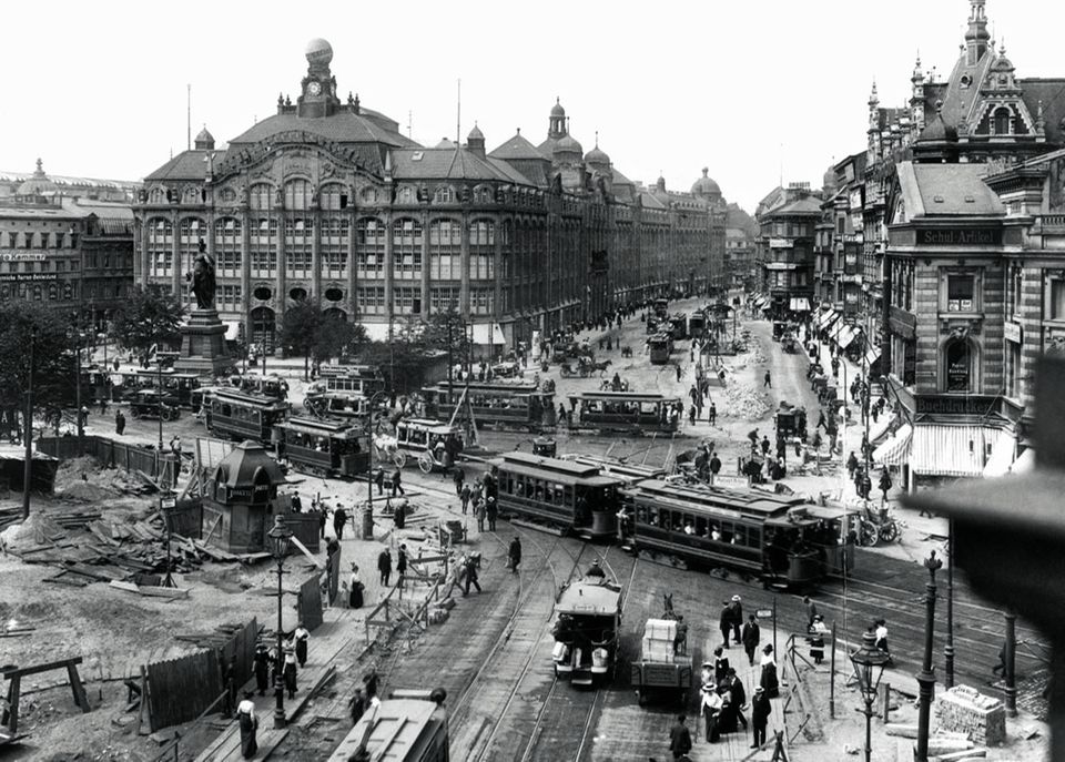 Geschichte in Bildern: Kaiserreich: 1871 wird Preußen Teil des Deutschen Reiches, eines ökonomischen und militärischen Giganten, der zerrissen ist zwischen rückwärtsgewandter Tradition (hier ein Manöver in Zeithain) und dem immer schnelleren Tempo der Moderne – wie in der Metropole Berlin.