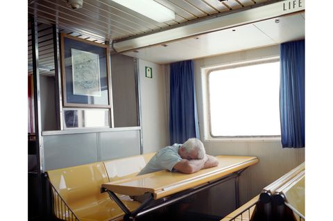 Mittagsschlaf: Das Formtief überwinden: Bewegung, Kaffee und ein leichtes Mittagessen helfen, der Müdigkeit am Nachmittag vorzubeugen und sie abzumildern. Aber nichts ist so effektiv wie ein kurzes Schläfchen