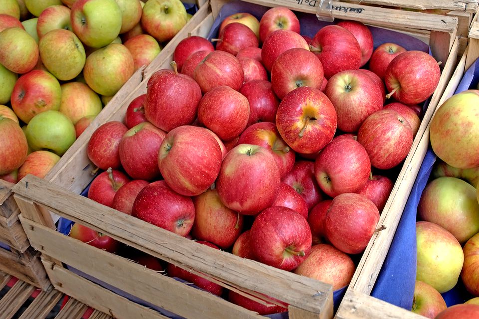 Äpfel in Obstkisten