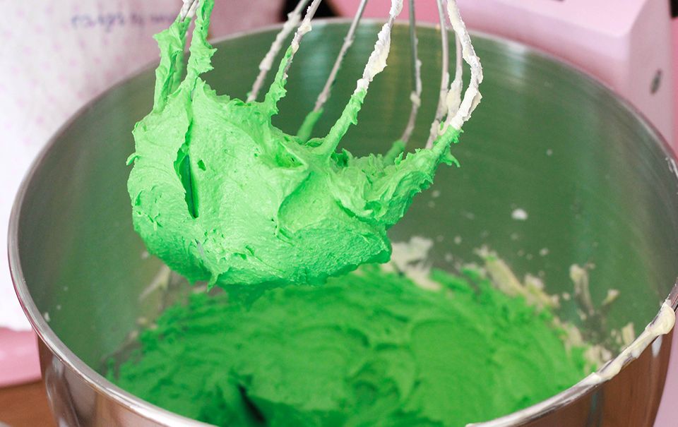 Grüne Lebensmittelfarbe für die Biene Maja Cupcakes einarbeiten