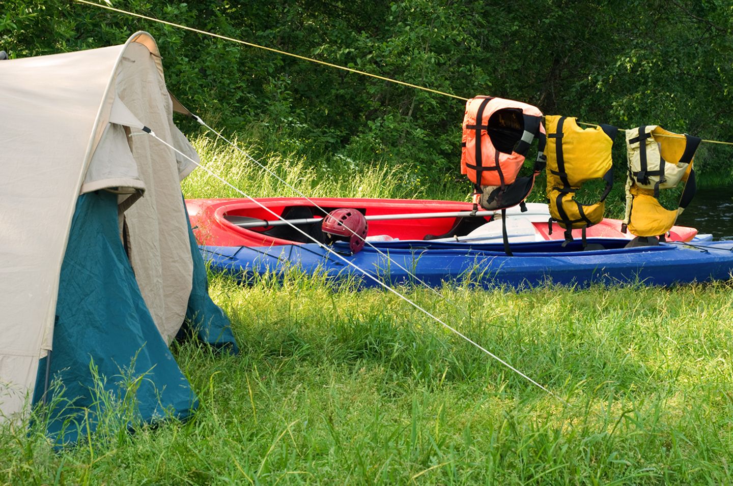 Zelt mit Boot am See