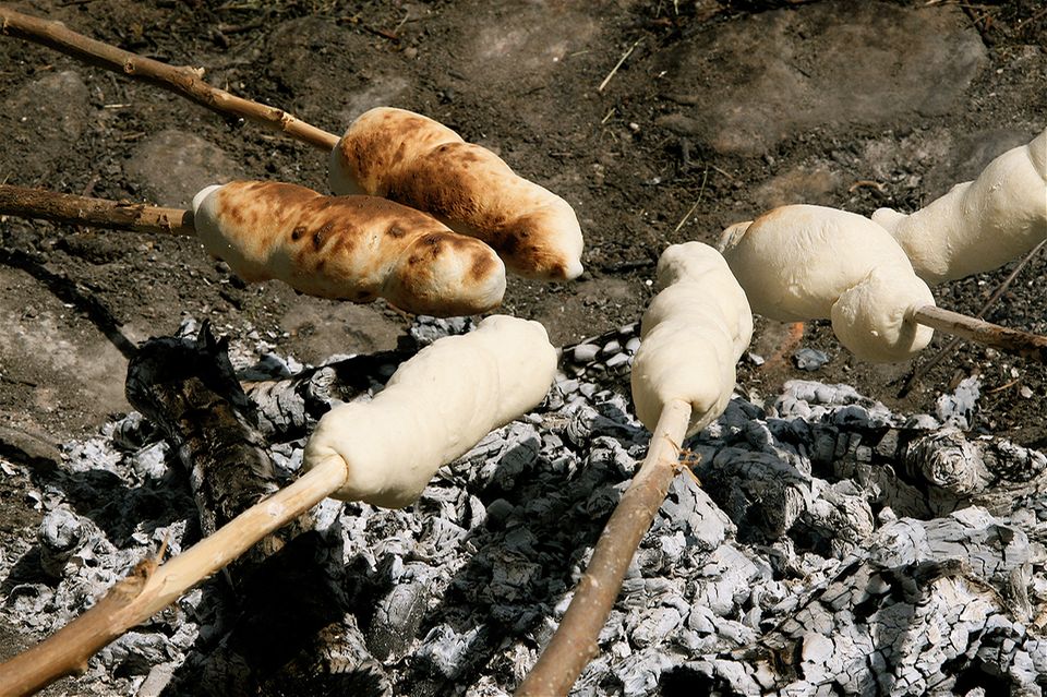Stockbrot machen am Lagerfeuer