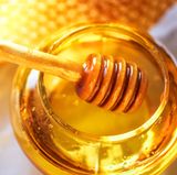 Rohhonig vom Imker mit Dipper