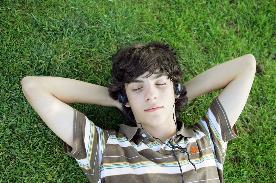 Teenager in der Pubertät hört Musik