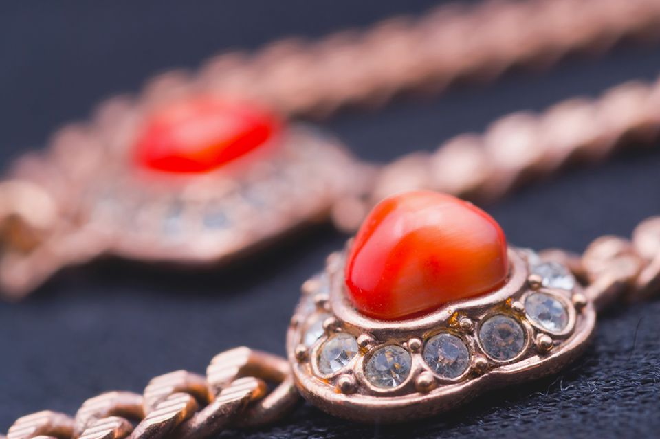 Schmuck mit Edelsteinen