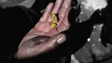 Goldklumpen in einer Hand