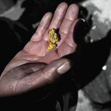 Goldklumpen in einer Hand