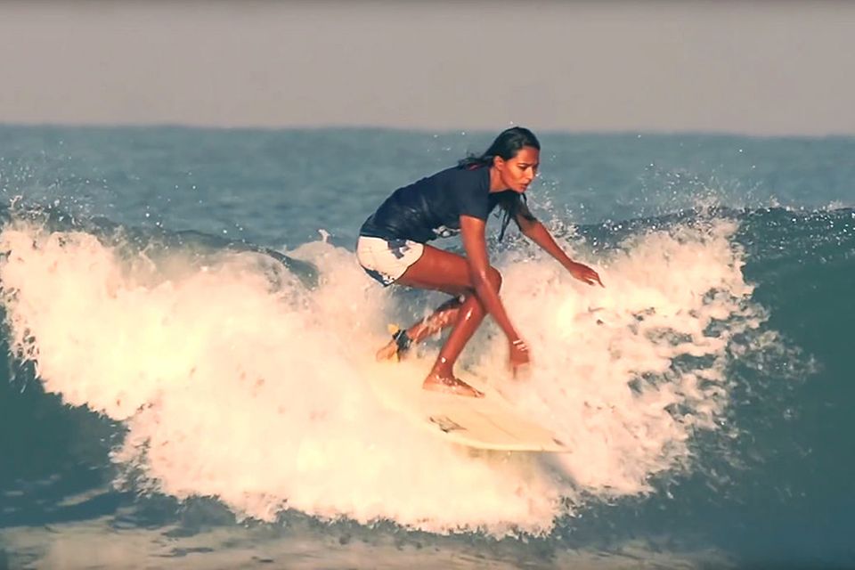 Die indische Surferin Ishita Malaviya
