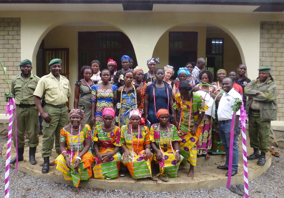 September 2016: Einweihung des Zentrums mit den ersten begünstigten Witwen und Innocent Mburanumwe (2. v.li.), damals Vize-Direktor des Nationalparks Virunga