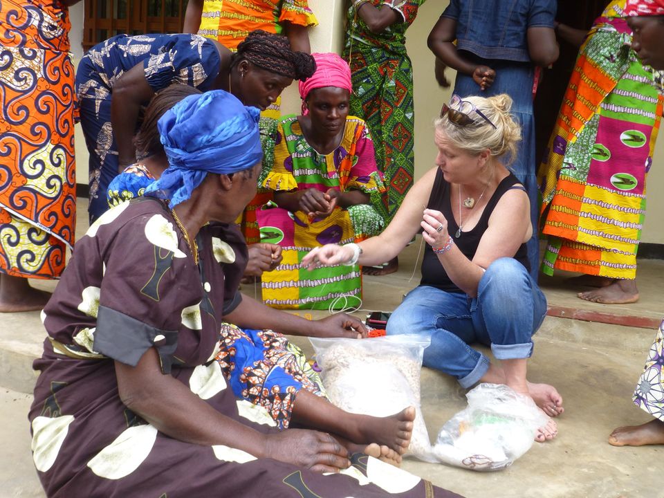Unterstützt wird Théodore von der Designerin Julie Williams aus Kenia, deren Hauptaufgaben in der Leitung der Tourismusabteilung des Virunga-Nationalparks liegen