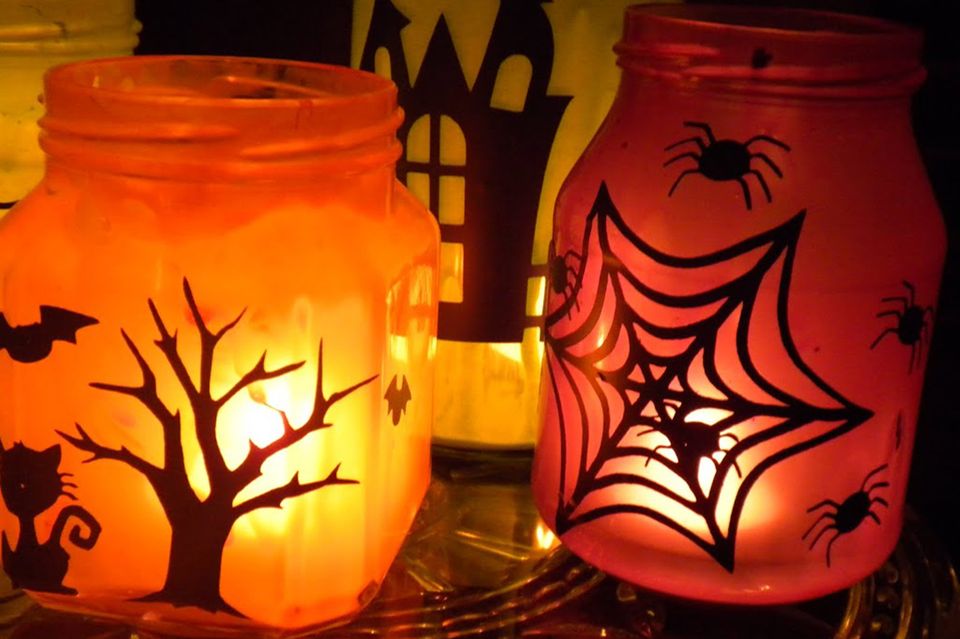 Kerzenlichter im Halloween-Stil