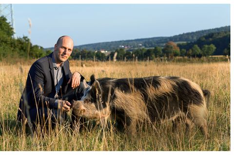 Bewusster Konsum : Ethik und Landwirtschaft: Der Wiener Philosoph Professor Herwig Grimm erforscht, welche Grundsätze die Beziehung zwischen Tieren und Menschen prägen – und wie eine moralisch vertretbare Nutztierhaltung aussehen müsste