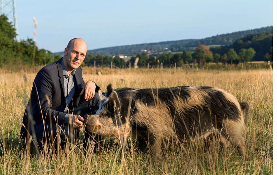 Bewusster Konsum : Ethik und Landwirtschaft: Der Wiener Philosoph Professor Herwig Grimm erforscht, welche Grundsätze die Beziehung zwischen Tieren und Menschen prägen – und wie eine moralisch vertretbare Nutztierhaltung aussehen müsste