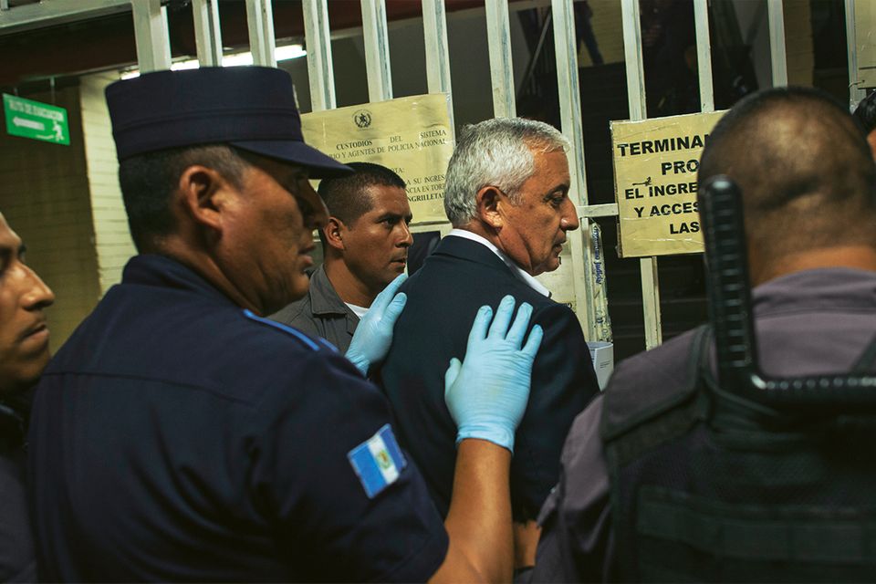 Gefängniswärter eskortieren Otto Pérez Molina