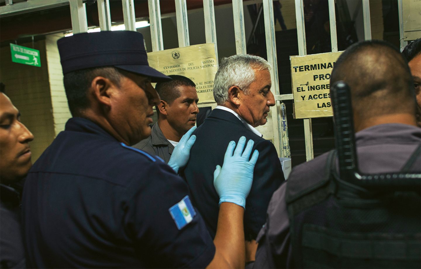 Gefängniswärter eskortieren Otto Pérez Molina