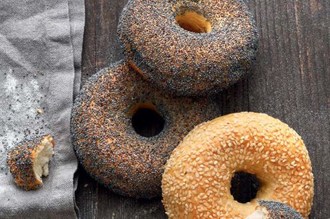 Herzhafte Bagels mit Mohn und Sesam