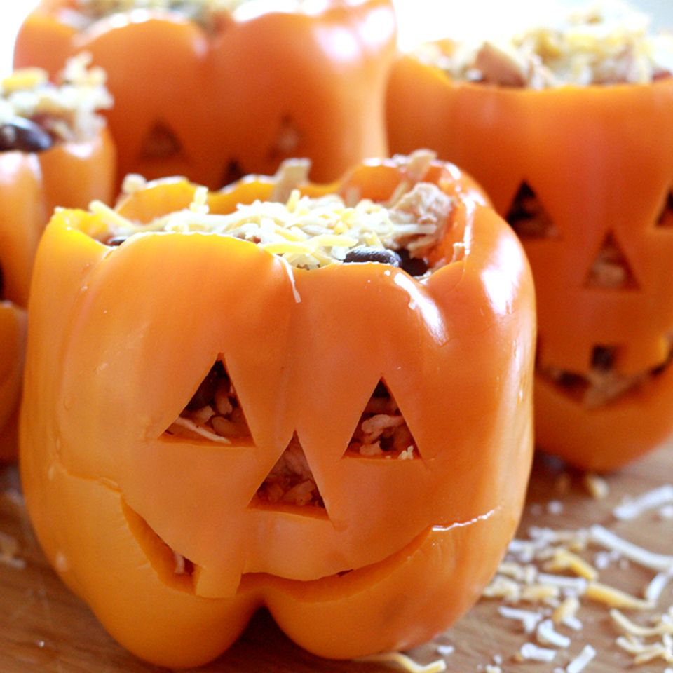 Gefüllte Paprika mit Gesichtern zu Halloween