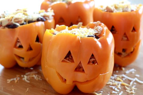 Gefüllte Paprika mit Gesichtern zu Halloween