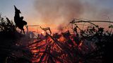 Lagerfeuer mit Hexen zu Halloween