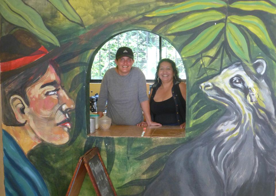 Silvia Quilumbango (DECOIN) und Carolina Carión in der Cafetría Cultural 2016 im Gemeindezentrum Casa Palabra y Pueblo (geschlossen seit 2019)