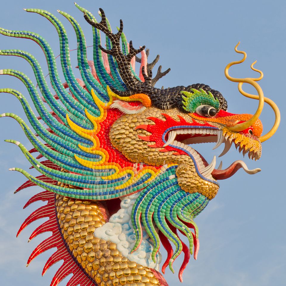 Chinesischer Drache vor blauem Himmel