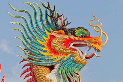 Chinesischer Drache vor blauem Himmel