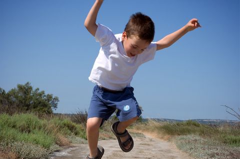 Ein kleiner Junge springt "im Dreieck"