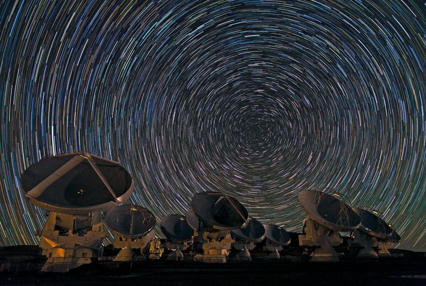 Antennen des ALMA-Teleskops und Sternenhimmel
