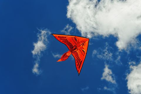 Flugdrachen aus Holz fliegt am Himmel