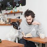 Mann mit Buch im Café