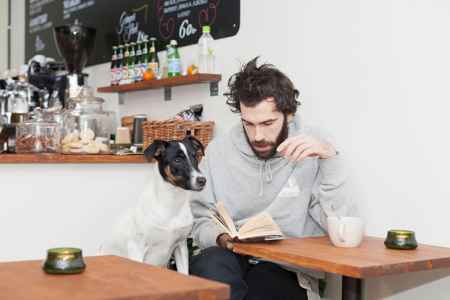 Mann mit Buch im Café