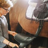 Vor dem Springtraining legt Henry Pony Selma den Sattel an