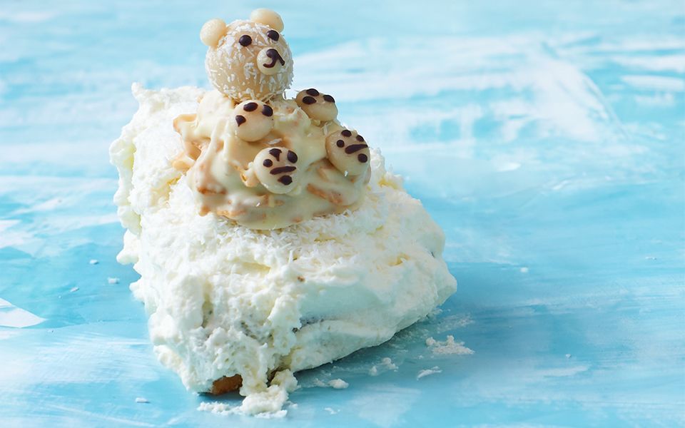Ein Eisbär aus weisser Schokolade und Kokosraspeln Ein Eisbär aus weisser Schokolade und Kokosraspeln
