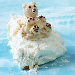 Ein Eisbär aus weisser Schokolade und Kokosraspeln