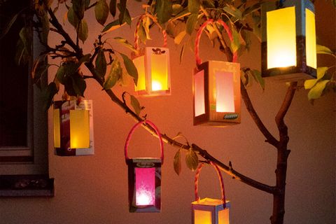 Bunte Laternen aus Saftkartons