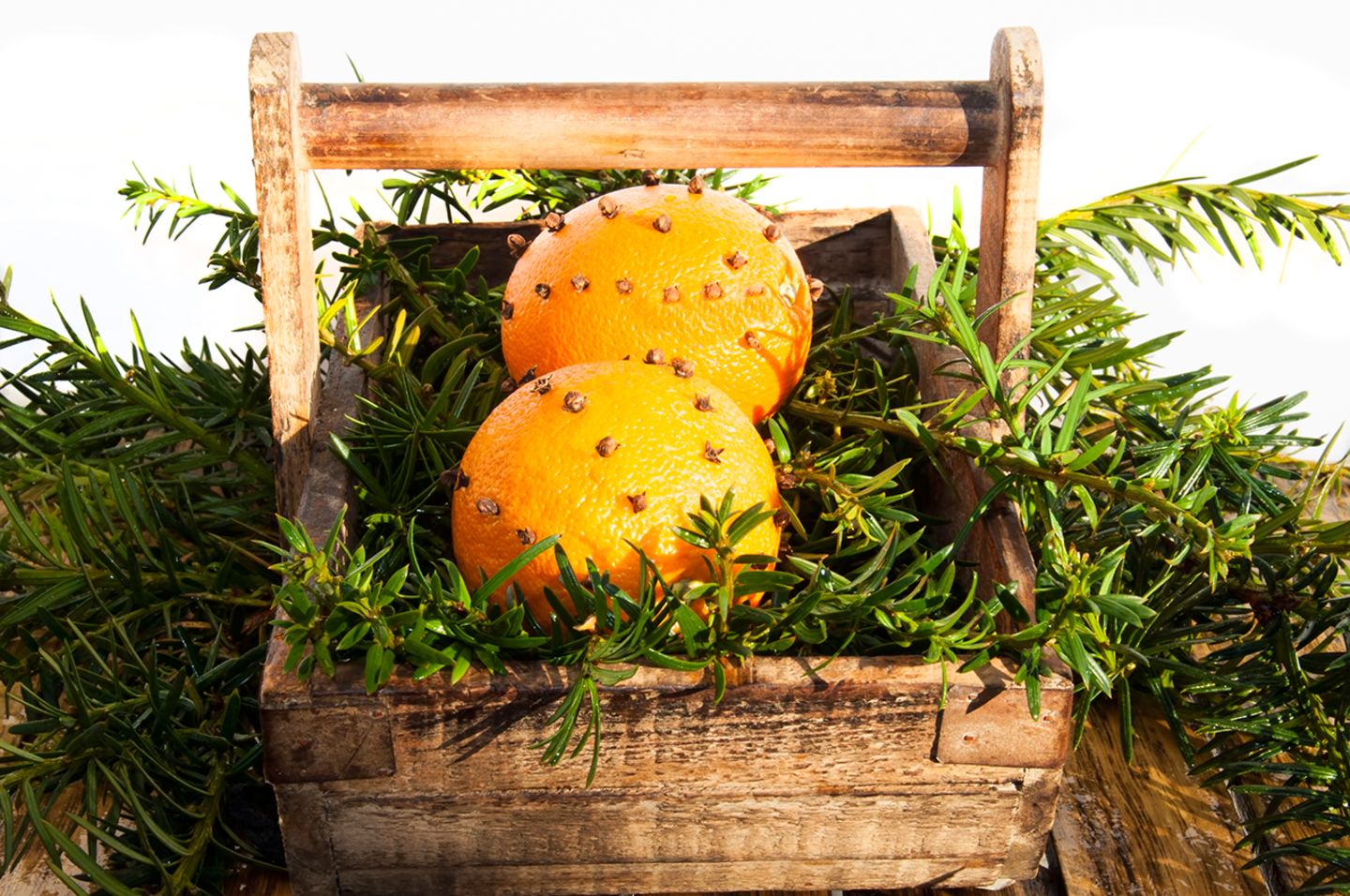 Orangen mit Nelken versprühen einen weihnachtlichen Duft
