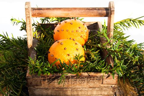 Orangen mit Nelken versprühen einen weihnachtlichen Duft