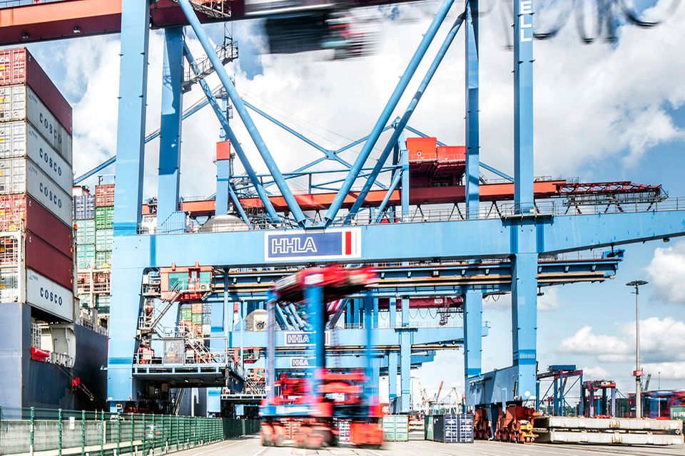 Containerbrücke fertigt ein Großschiff ab Containerbrücke fertigt ein Großschiff ab