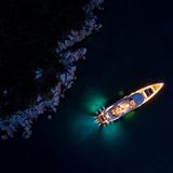 Yacht bei Nacht