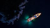 Yacht bei Nacht
