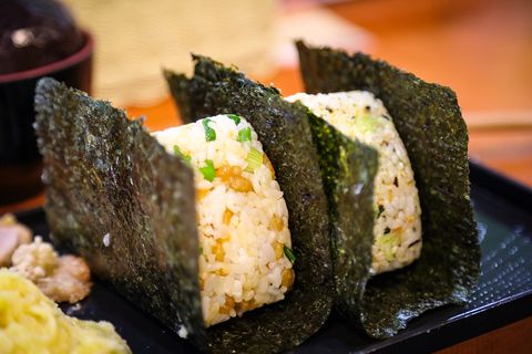 Onigiri - kleine japanische Reisbällchen