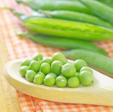 Grüne Erbsen und Erbsenschoten