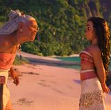 Vaiana spricht mit ihrer Großmutter am Strand