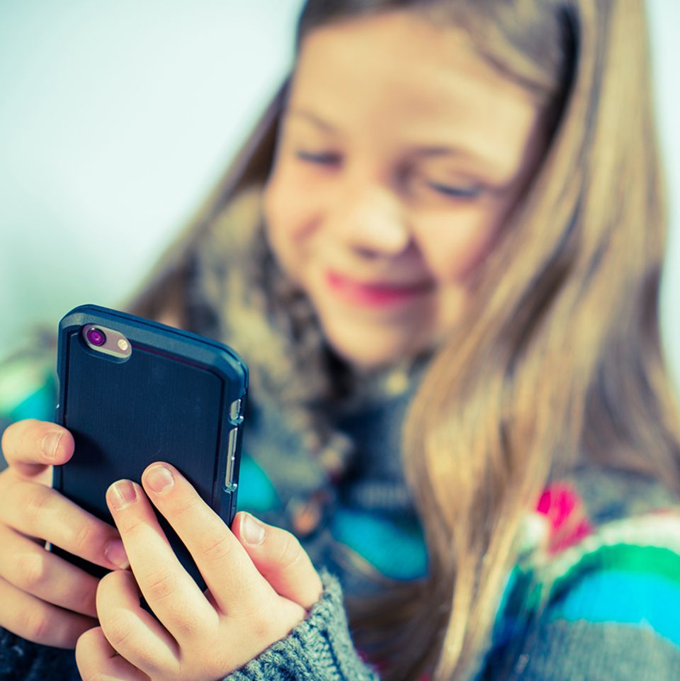 Ein Mädchen spielt auf dem Smartphone