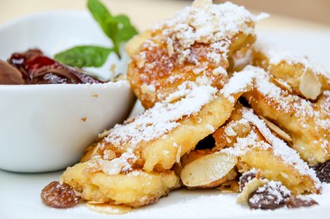 Kaiserschmarrn mit Rosinen und Puderzucker