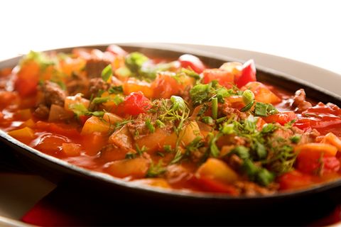Fleisch in Gemüsesoße mit Tomaten und Paprika