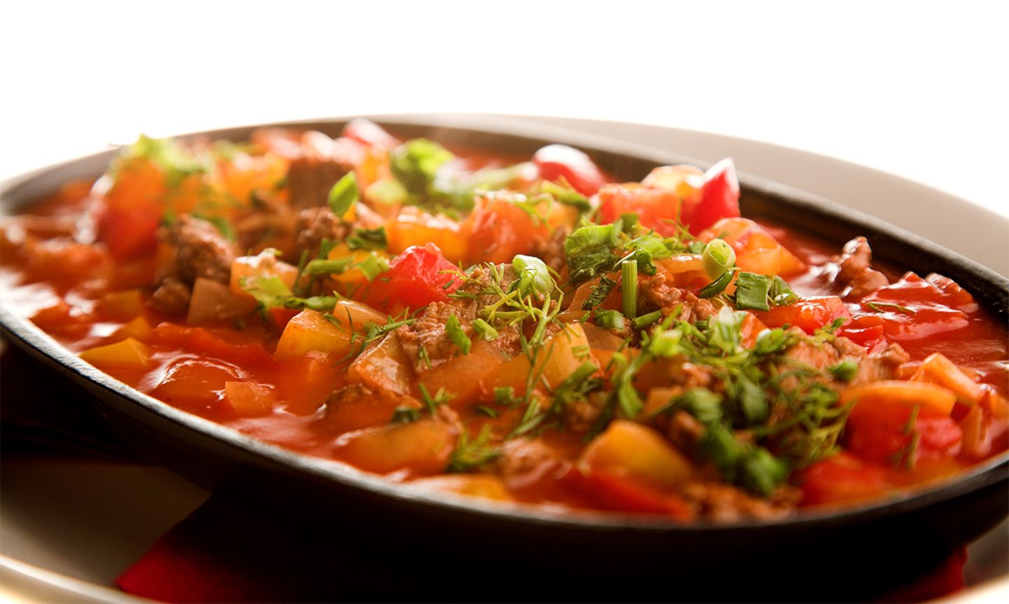 Fleisch in Gemüsesoße mit Tomaten und Paprika